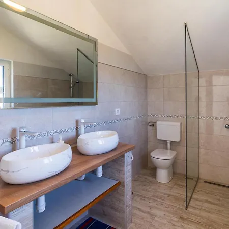 Beautiful In With Heated Swimming Pool *